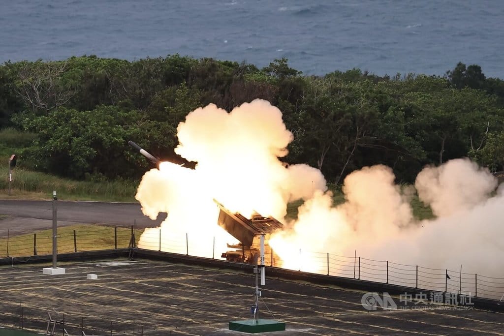 圖為去年5月國軍「海馬士多管火箭系統」射擊操演。（中央社檔案照片） 圖：中央社提供