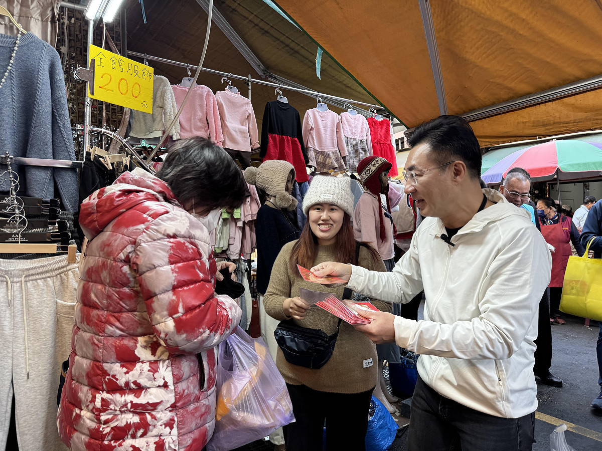 江啟臣到后里市場拜票。 圖：江啟臣服務處/提供