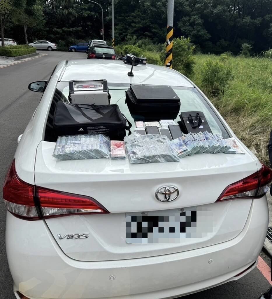 南投警方查獲詐騙集團假冒虛擬貨幣交易所，造假虛擬貨幣儲值卡、交易軟體等，誘騙民眾投資，清查20多人受騙、金額新台幣6000多萬元，全案已依涉犯詐欺罪等起訴。圖為警方偵辦過程查獲交易。（警方提供）中央社記者蕭博陽南投縣傳真 115年2月12日