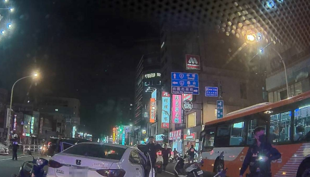桃園警方圍捕拒檢車輛。 圖：翻攝畫面