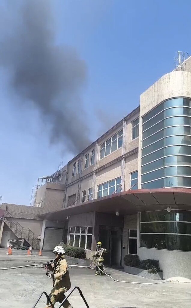 台南市永康工業區某家製藥公司廠區建築12日發生火警，消防局馳援灌救，順利將火勢撲滅，暫無人員受困或傷亡。（台南市消防局提供）中央社記者張榮祥台南傳真　115年2月12日