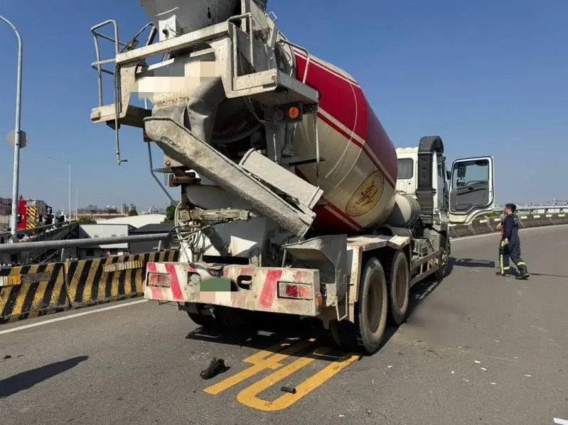 台中烏日區死亡車禍，混凝土預拌車右轉時未打方向燈，撞上雙胞胎兄弟騎乘機車，造成1死1重傷。 圖：翻攝畫面