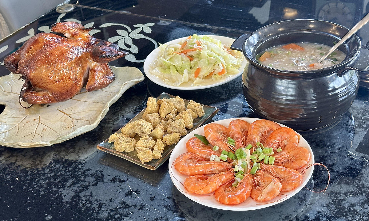 園區內提供特色美食雞腿套餐等，遊客享受美味也能體驗農家樂。 圖：田中窯/提供