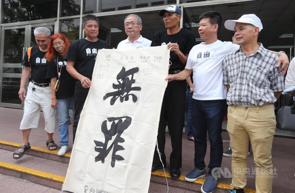 男子蘇炳坤（左4）被控涉及民國75年的新竹市金瑞珍銀樓強盜殺人案，判刑15定讞，89年獲總統赦免罪刑。蘇炳坤聲請再審成功，台灣高等法院107年8月8日再審判決無罪。蘇炳坤等人於判決結果出爐後，在高院門口拿著「無罪」布條合影。（中央社檔案照片）