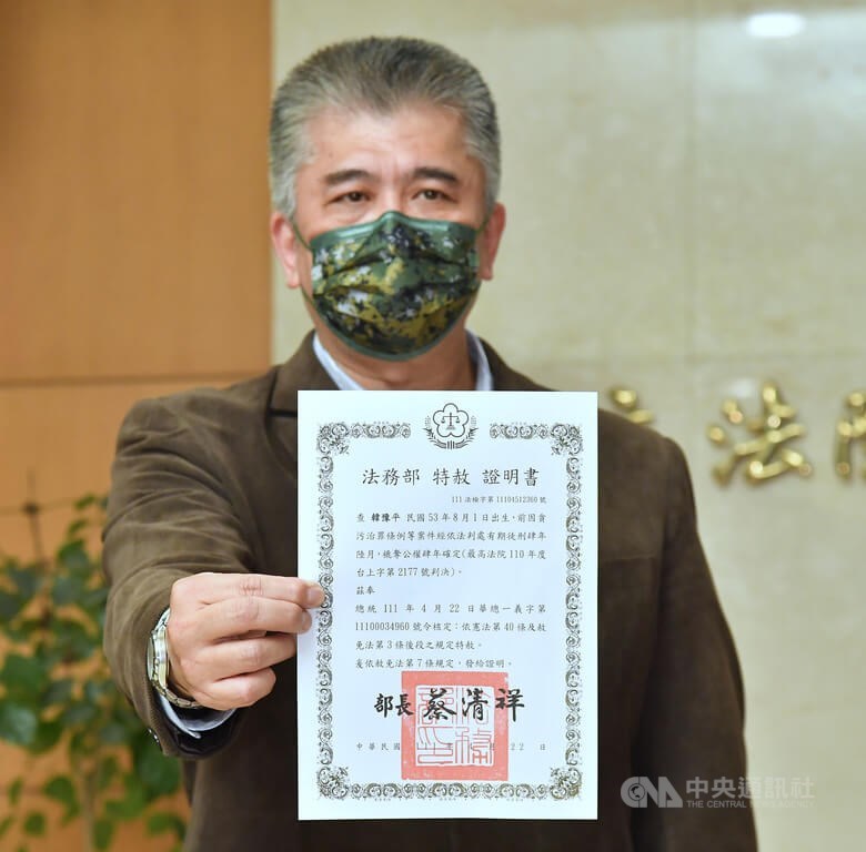 退役少將韓豫平（圖）於111年4月22日獲前總統蔡英文特赦。韓豫平獲特赦後，在立法院舉行記者會，展示特赦證明書。（中央社檔案照片）