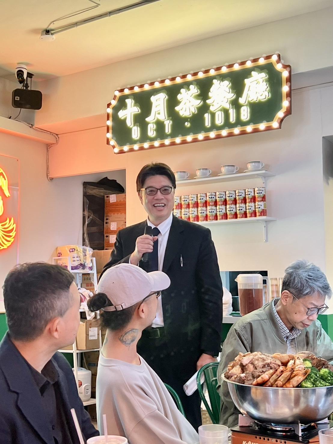 陸委會主委邱垂正與30餘位在台港人一起圍桌品嘗香港傳統盆菜，強調將持續協助移台港人安居樂業，貢獻所長，共同守護台灣的民主自由。 圖：陸委會提供