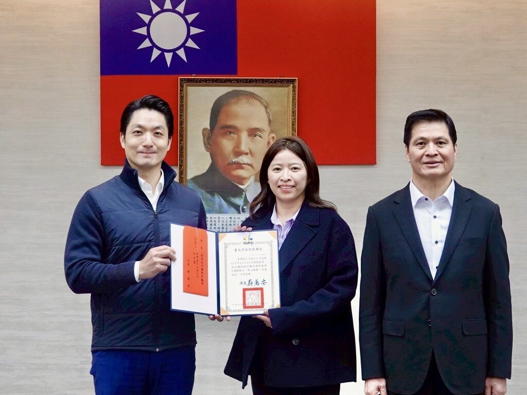 台北市長蔣萬安（左）、台北市警察局長林炎田（右）12日頒發感謝狀表揚多家金融機構積極協助攔阻詐騙，其中台灣銀行大安分行行員（中）單筆攔阻金額達新台幣1300萬元，為民國114年11至12月當期單筆最高金額案例。（台北市警察局刑事警察大隊提供）中央社記者黃麗芸傳真　115年2月12日