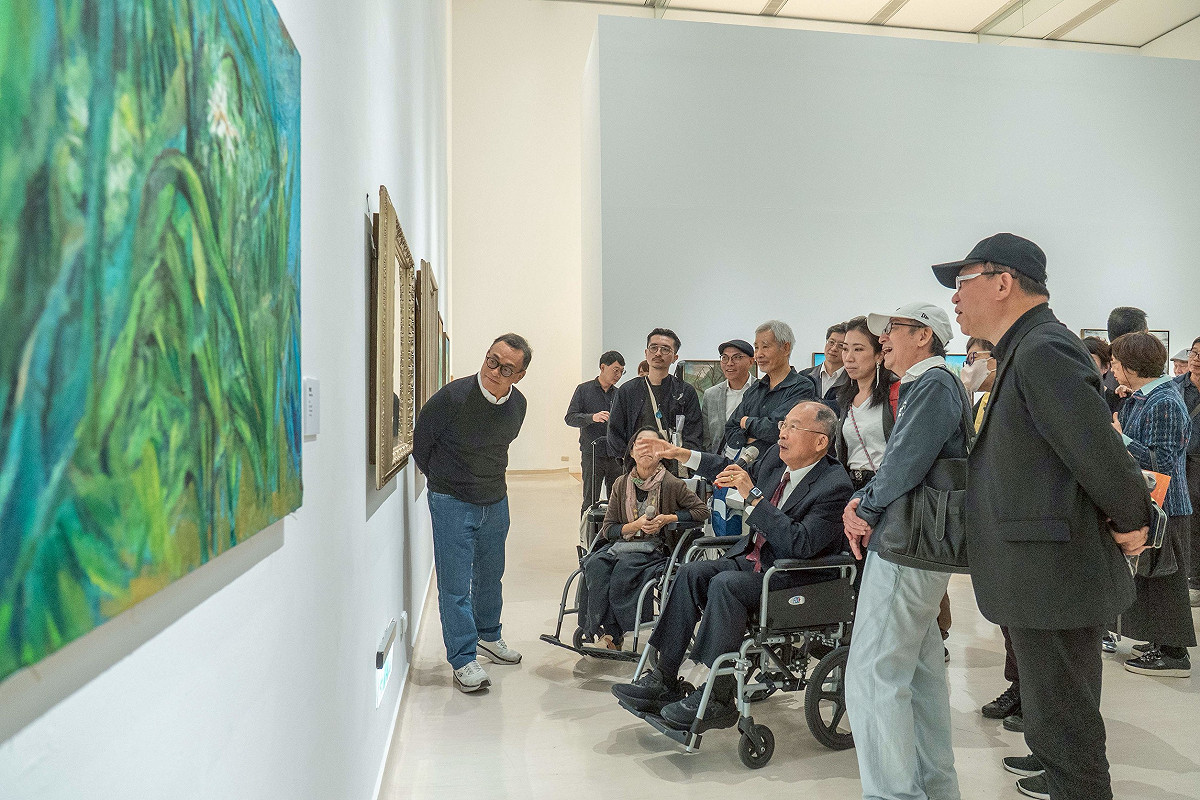 黃才郎為高美館《彩虹之後—黃才郎個展》開幕與會嘉賓導覽作品。 圖：高雄市立美術館/提供