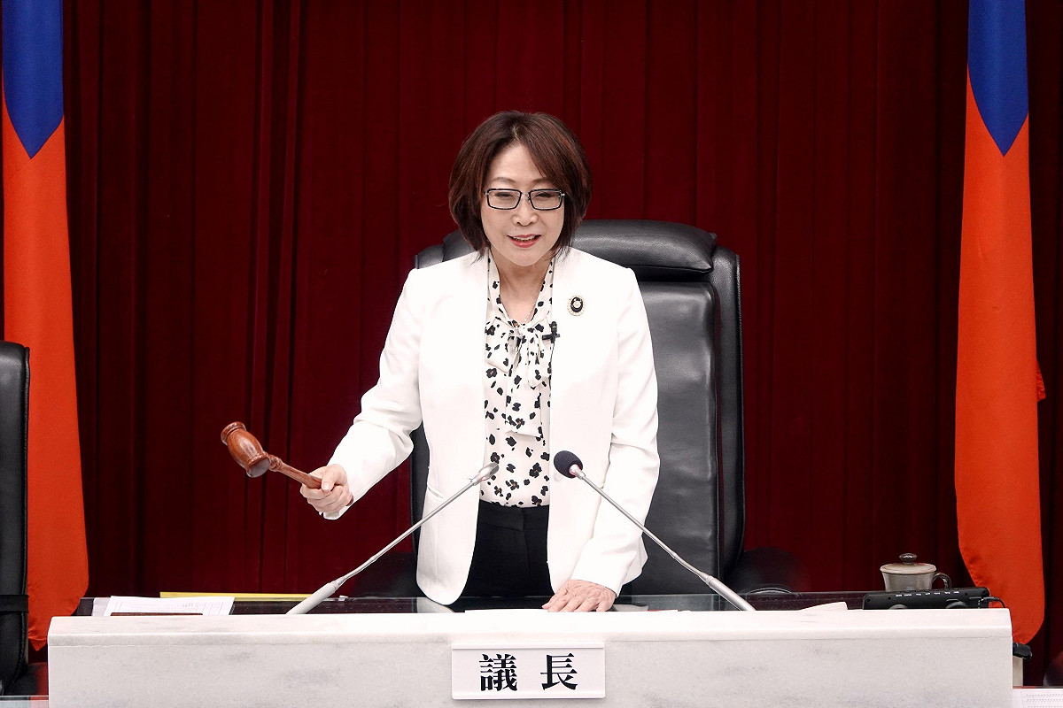 康裕成敲下議事槌宣告臨時會結束。 圖：高雄市議會/提供