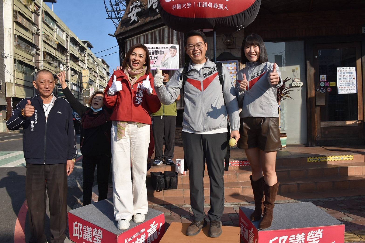 邱議瑩(左二)陪同張耀中(右二)掃街拜票，鄭孟洳(右一)、鄭德文(左一)也一同現身。 圖：張耀中競選服務處/提供