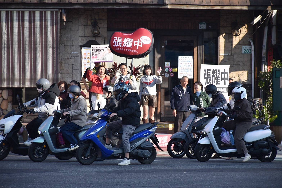 邱議瑩前往大寮後庄陪張耀中掃街拜票，與現場民眾互動熱絡。 圖：張耀中競選服務處/提供