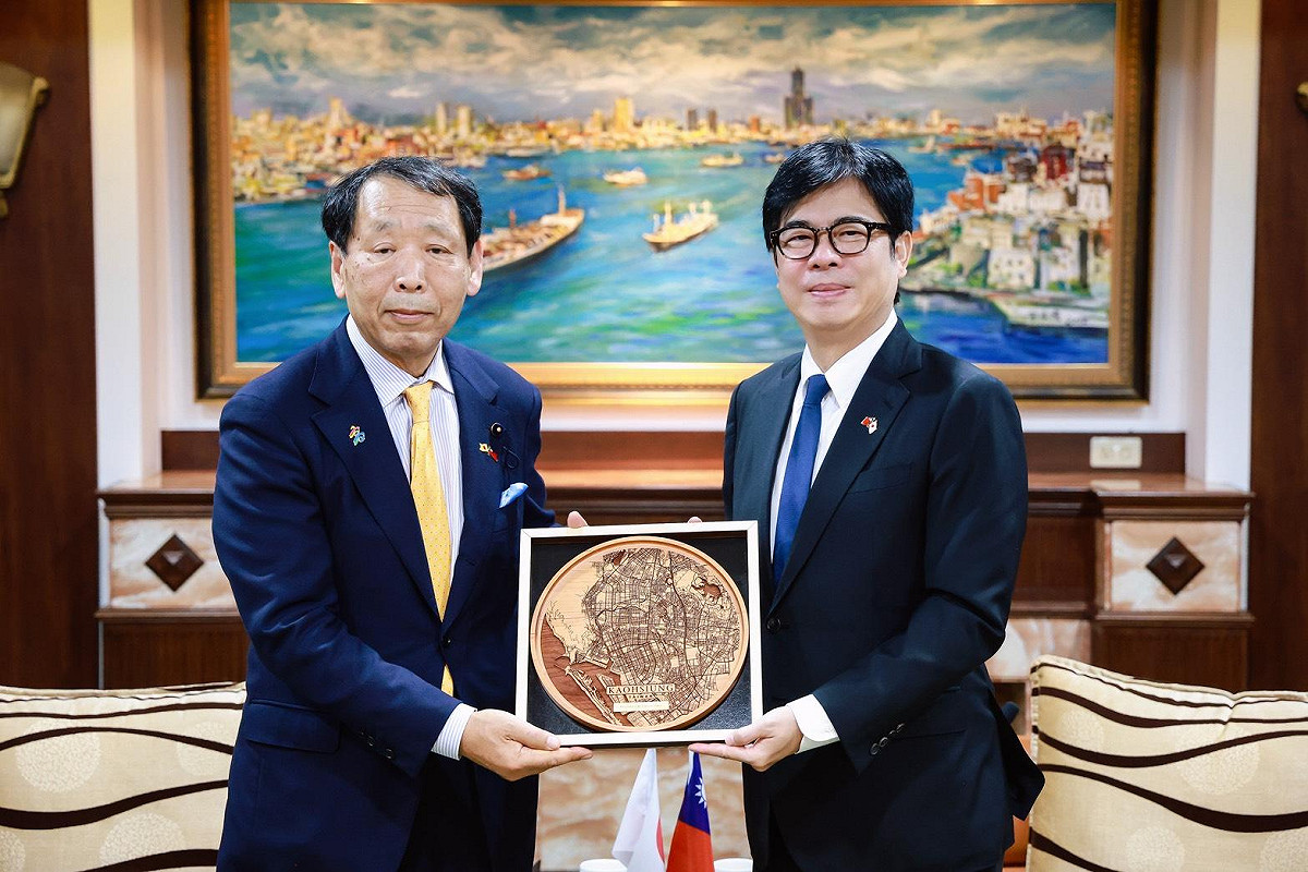 藤川隆夫(左)拜會陳其邁(右)。 圖：高雄市行國處/提供