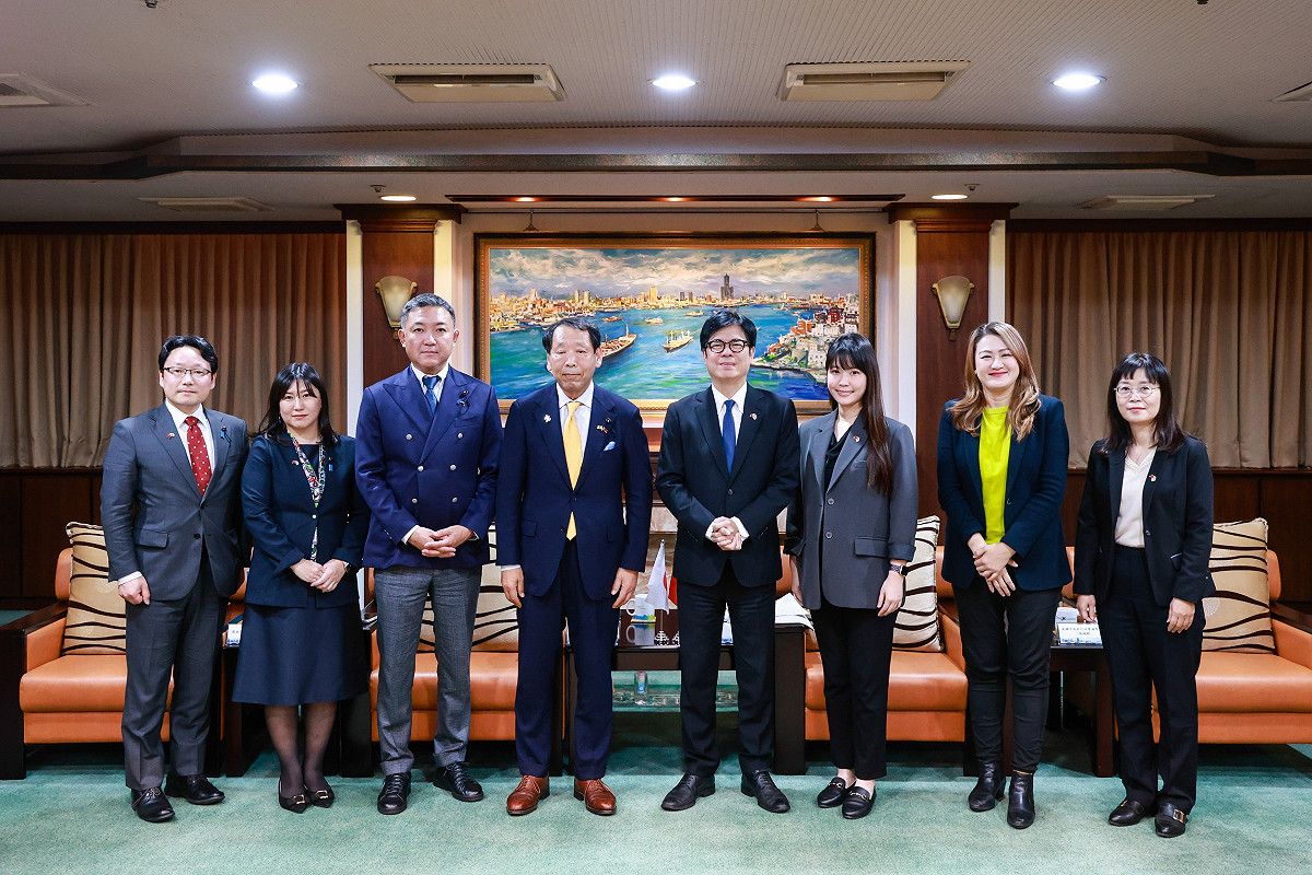 藤川隆夫(左四)率團拜會高雄市政府，與陳其邁(右四)就半導體、觀光、教育、智慧城市治理及直航等議題交換意見。 圖：高雄市行國處/提供