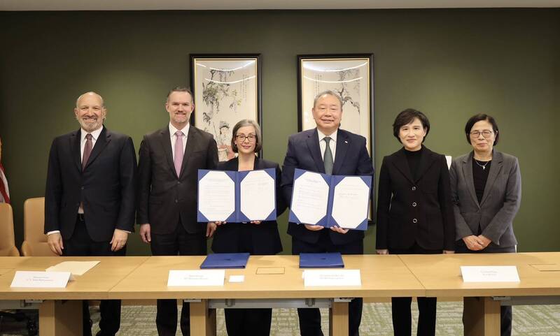 台美雙方於美東時間 2 月 12 日簽署台美對等貿易協定（ART）後合影。左起：美國商務部長盧特尼克、美國貿易代表葛里爾、美國在台協會執行理事藍鶯、中華民國駐美代表俞大㵢、行政院副院長鄭麗君、行政院政委楊珍妮。 圖：行政院／提供