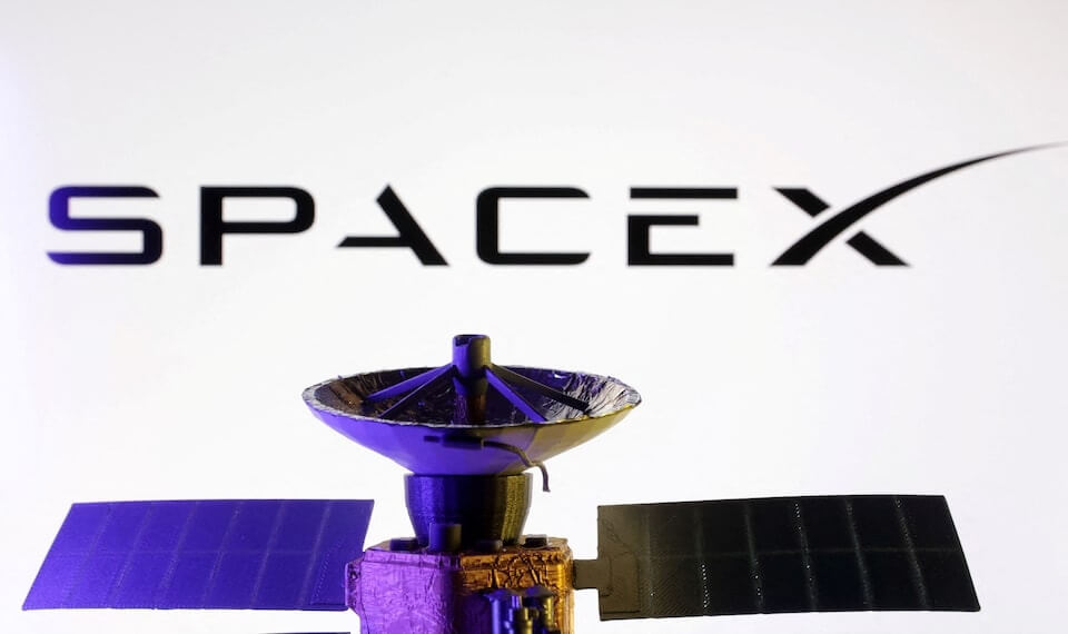 圖為SpaceX 標誌和微型衛星模型。（路透社） 圖：中央社提供