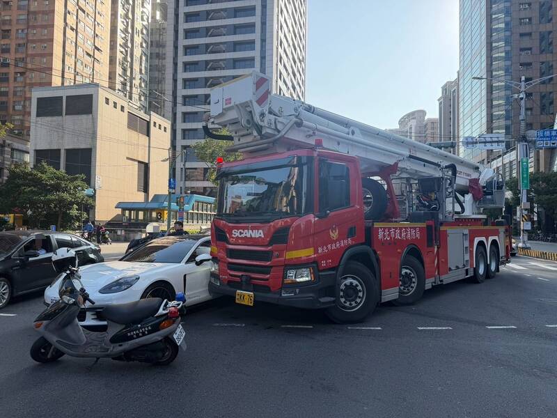 價值6000萬元的消防雲梯車與保時捷在路口發生擦撞。 圖：警方提供