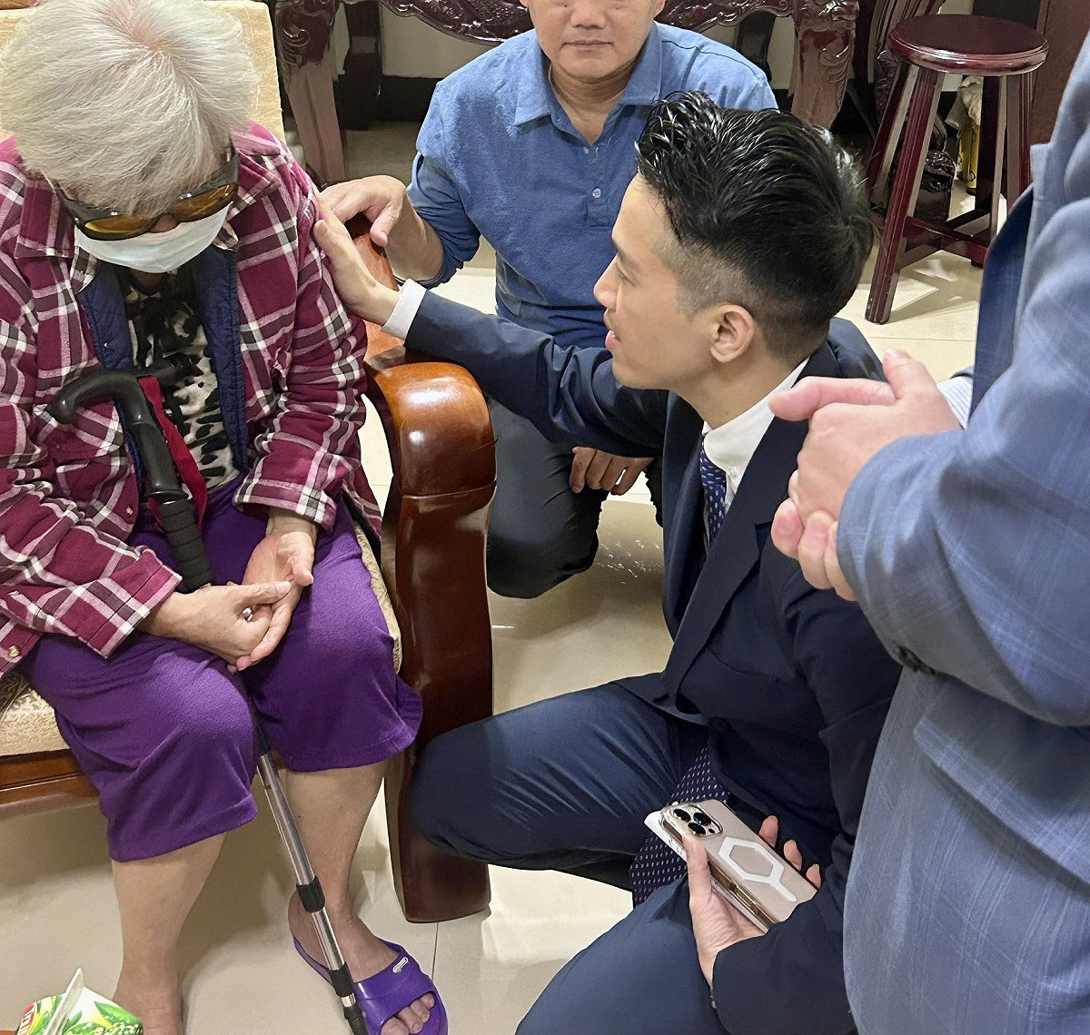 總統府副秘書長何志偉曾前往婦人住家探視關懷。 圖：取自何志偉臉書