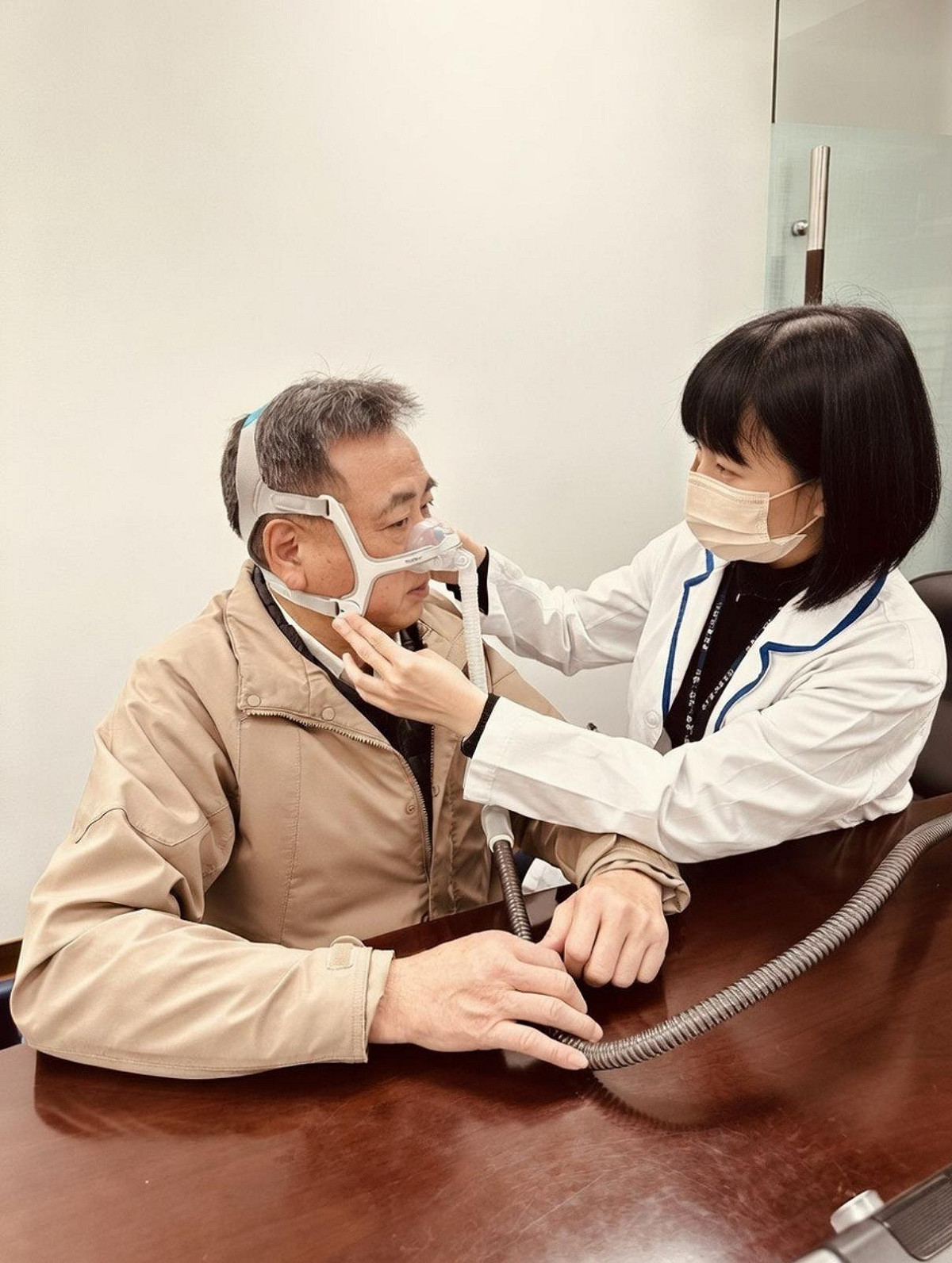 睡眠呼吸輕症可透過側睡戒菸酒改善，中重度則以配戴持續性正壓呼吸器 (CPAP) 維持呼吸道暢通。 圖：恩主公醫院／提供