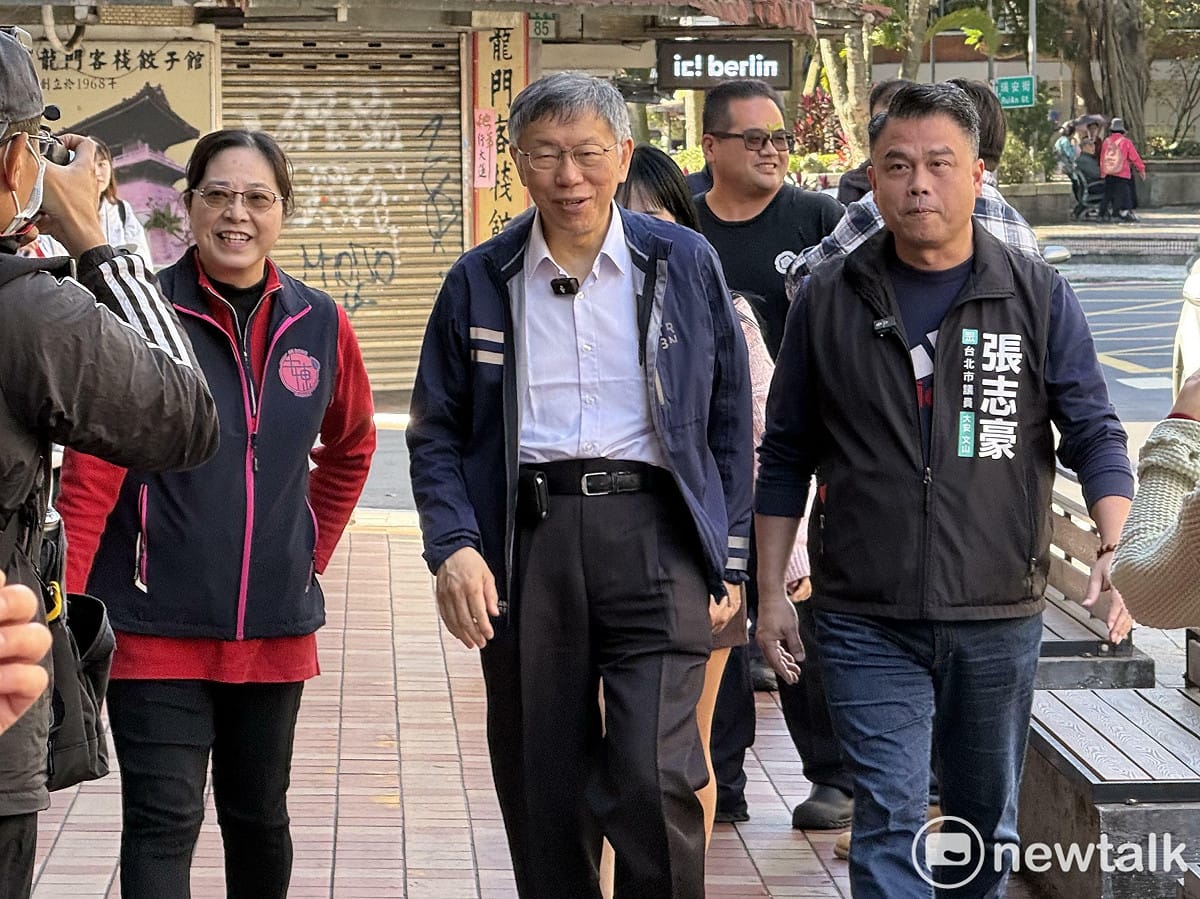 民眾黨創黨主席柯文哲今陪同黨籍台北市議員張志豪掃街。 圖：周煊惠 / 攝