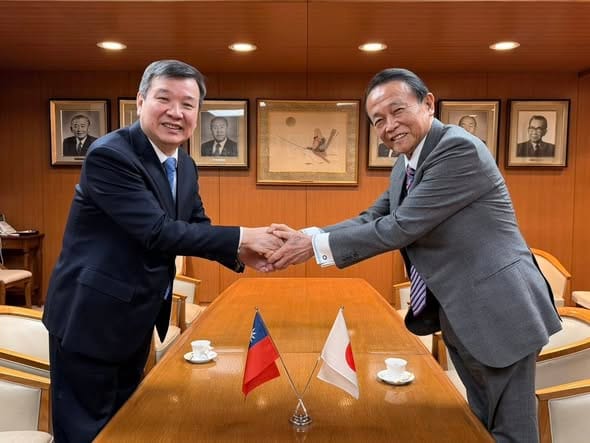 李逸洋指出，高市早苗勝選背後關鍵人物為自民黨副總裁麻生太郎。 圖：李逸洋臉書