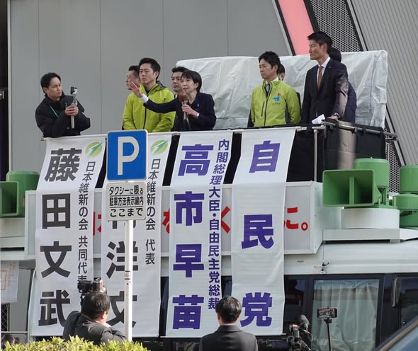 去年總裁選舉前，高市早苗原本並不被看好，但麻生在關鍵時刻發揮影響力，被外界稱為「造王者」，成功為高市奠定勝選基礎。 圖：李逸洋臉書