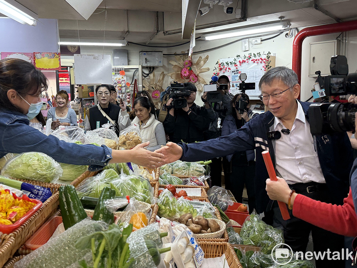 民眾黨創黨主席柯文哲今陪黨籍台北市議員張志豪掃街。 圖：周煊惠 / 攝