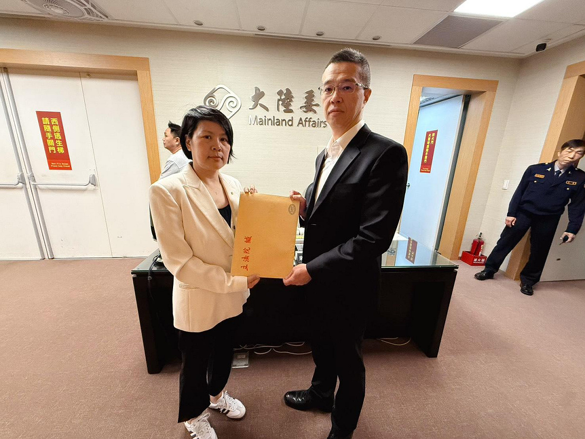 民眾黨中配立委李貞秀委員遞交文件資料給陸委會法政處長周鳴瑞。 圖：民眾黨團 / 提供