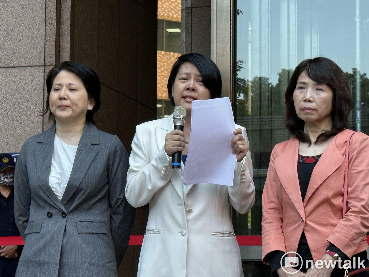 民眾黨中配立委李貞秀（中）、黨團幹事長邱慧洳（左）、立委陳昭姿（右）。 圖：周煊惠 / 攝