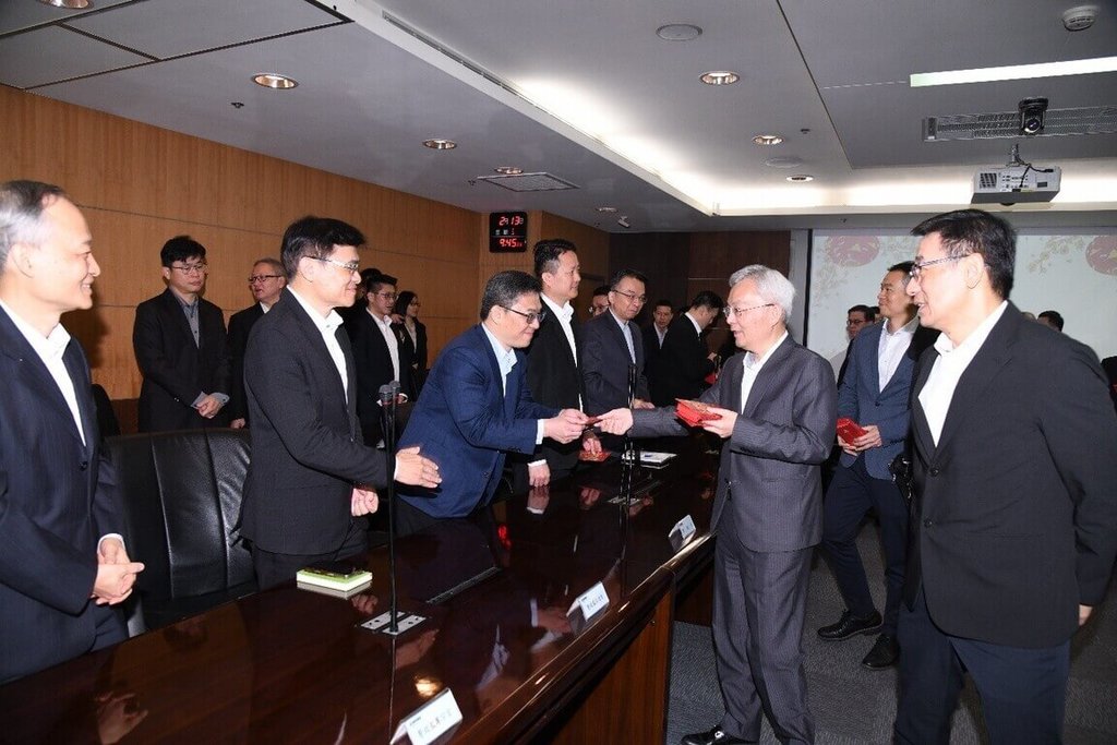 春節將近，警政署長張榮興（前右2）13日前往刑事局頒發破案慰勉金和新春紅包，慰勞員警辛勞，也期許新春持續展現「龍馬精神」。（刑事局提供）中央社記者黃麗芸傳真　115年2月13日
