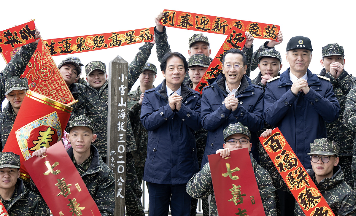 賴清德與國軍一起向民眾拜年。 圖：總統府提供