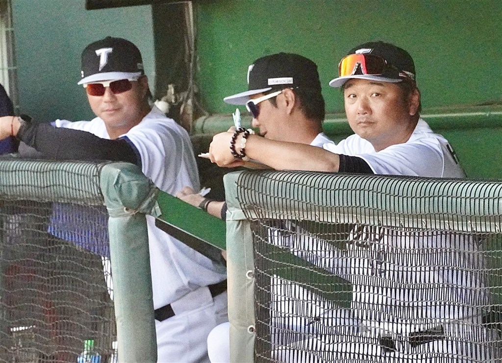 世界棒球經典賽（WBC）台灣隊13日在高雄澄清湖棒球場與中職台鋼雄鷹隊進行首場對外練習賽。總教練曾豪駒（右）在場邊觀察選手狀況。中央社記者董俊志攝　115年2月13日
