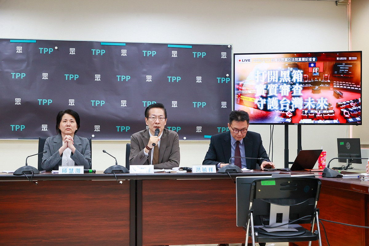 民眾黨團下午召開「打開黑箱 實質審查 守護台灣未來」記者會，黨團副總召王安祥（中）、幹事長邱慧洳（左）、立委洪毓祥（右）出席。 圖：民眾黨團 / 提供