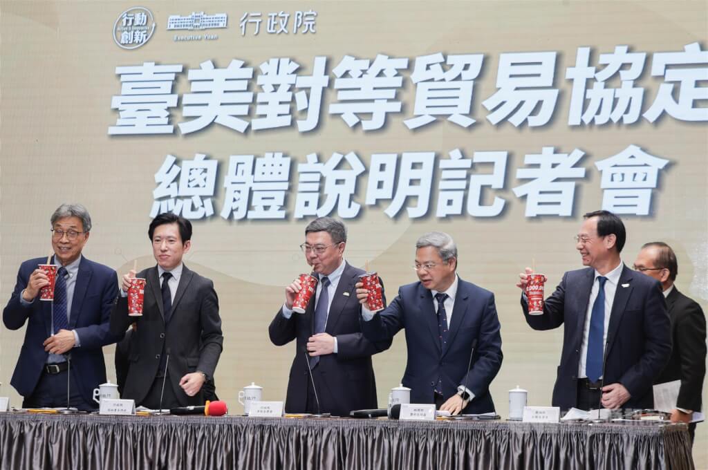 行政院13日下午舉行「台美對等貿易協定總體說明記者會」，行政院長卓榮泰（前中）會後和與會部會首長一起喝珍奶，感謝行政團隊在對等關稅談判中爭取到好成績、守住台灣關鍵農產。中央社記者裴禛攝　115年2月13日 圖：中央社提供
