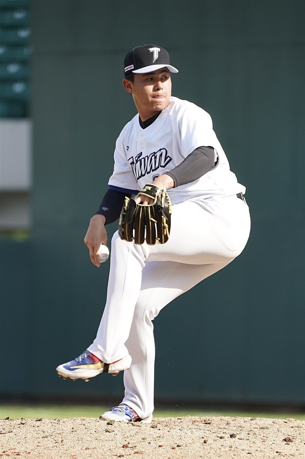 世界棒球經典賽（WBC）台灣隊13日在高雄澄清湖棒球場與中職台鋼雄鷹隊進行練習賽，投手曾峻岳（圖）8局時後援登板。中央社記者董俊志攝　115年2月13日