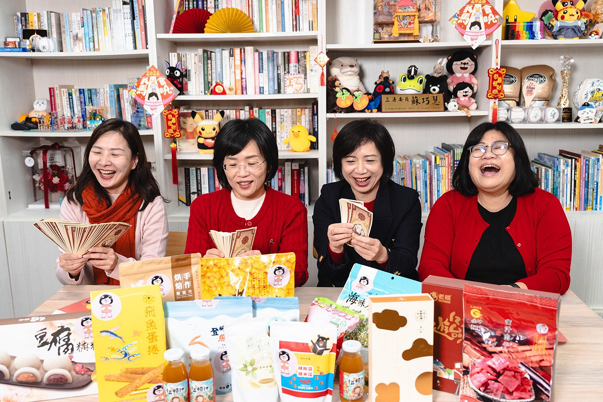 蘇巧慧（左二）、何欣純（右二）、王美惠（右一）、陳品安（左一）推銷在地農產品 圖：蘇巧慧辦公室提供
