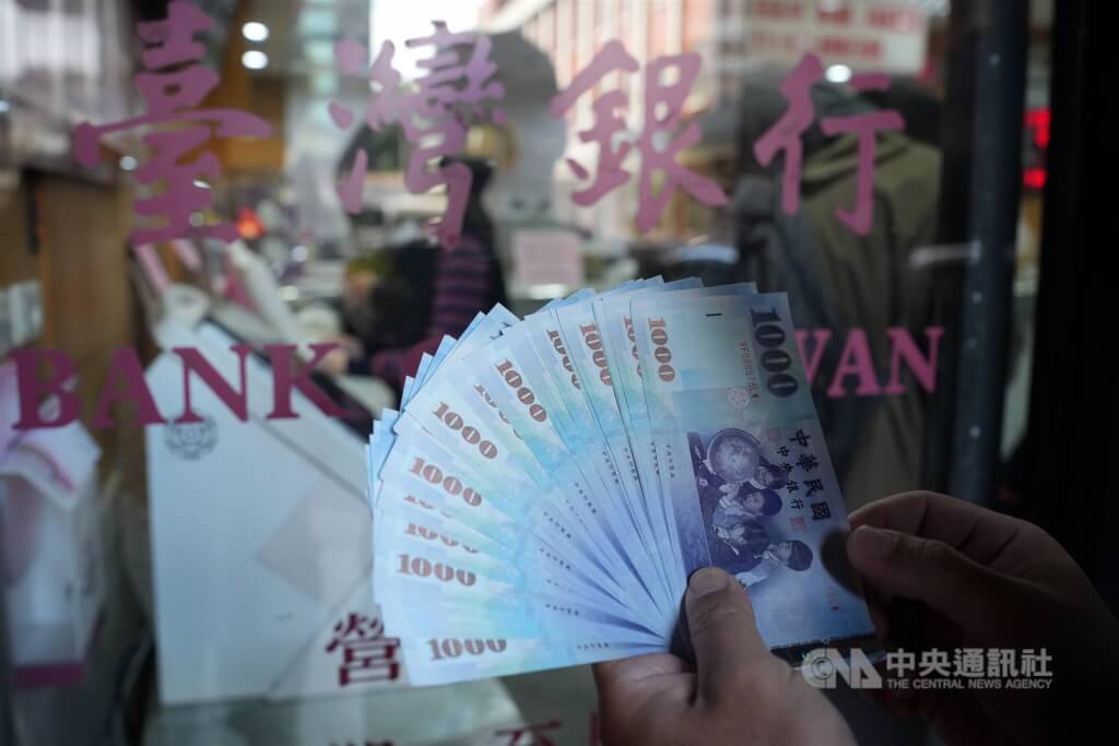 為因應民眾春節前換新鈔需求，台灣銀行等8家金融機構9日起開放兌換新鈔，美國有線電視新聞網（CNN）特地拍片介紹台灣的新年紅包文化。 圖：（中央社檔案照片）
