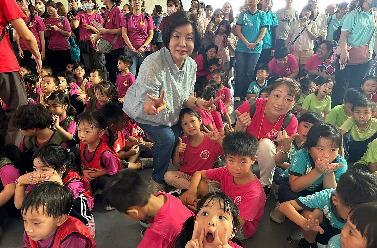 童燕珍(中)全心投入幼兒教育的本業。 圖：翻攝臉書