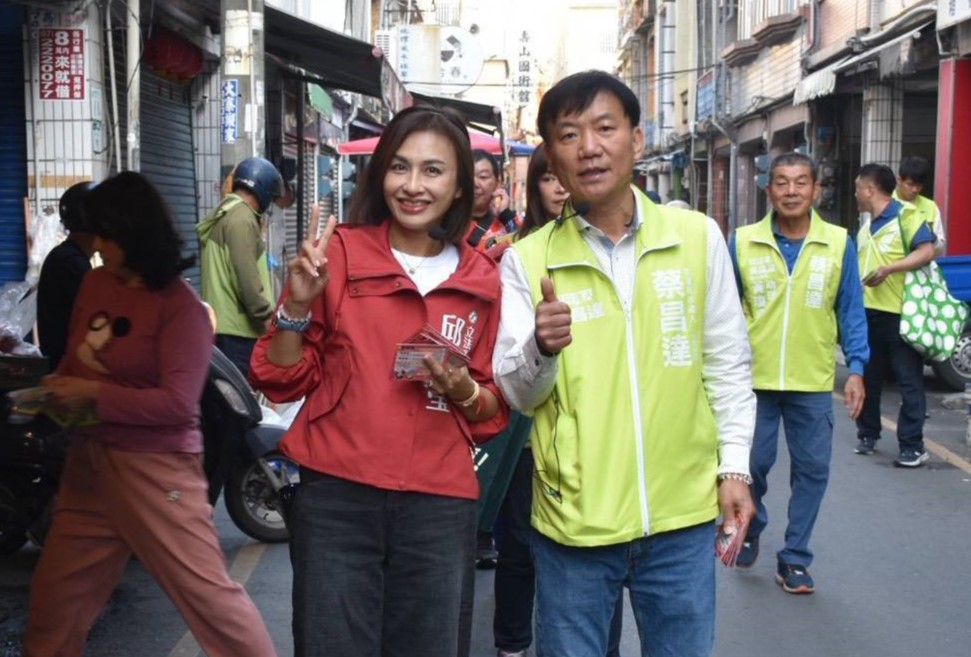 邱議瑩(前左)一早就趕到林園陪蔡昌達(前右)掃街。 圖：蔡昌達競選辦公室/提供