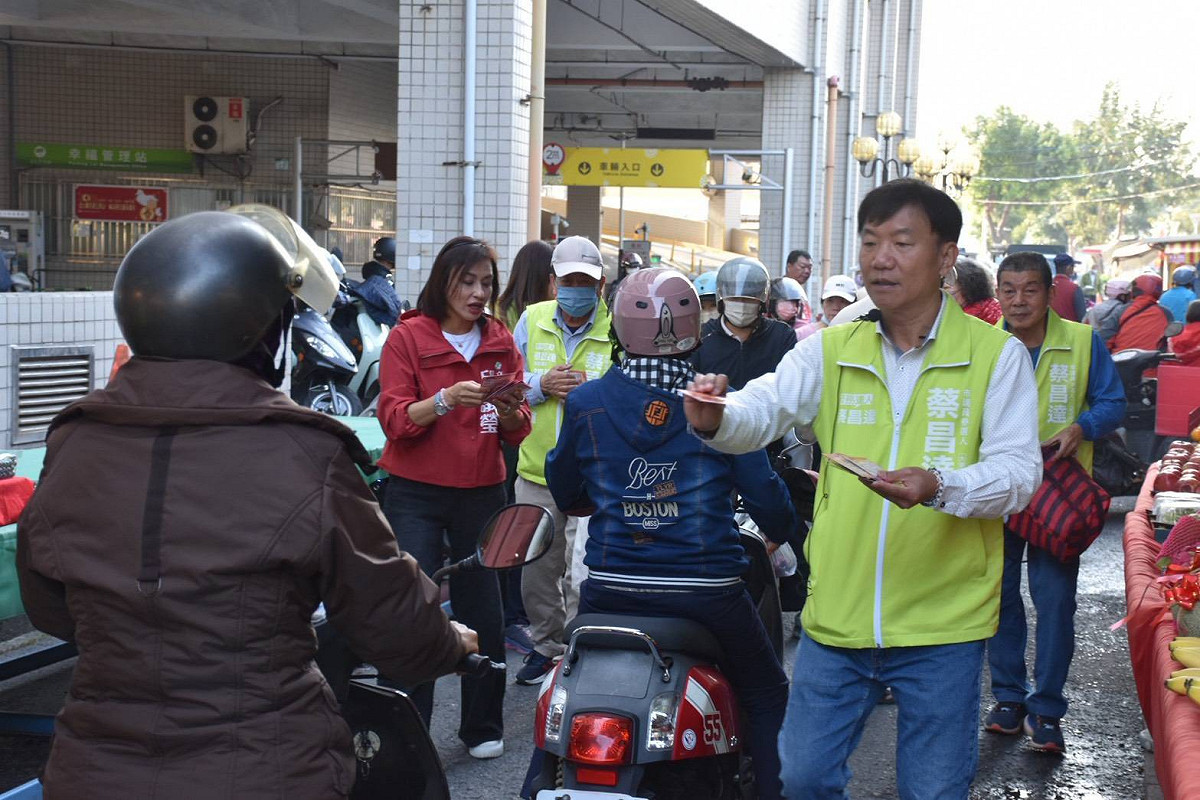 邱議瑩陪蔡昌達在機車陣裡穿梭拜託民眾。 圖：蔡昌達競選辦公室/提供