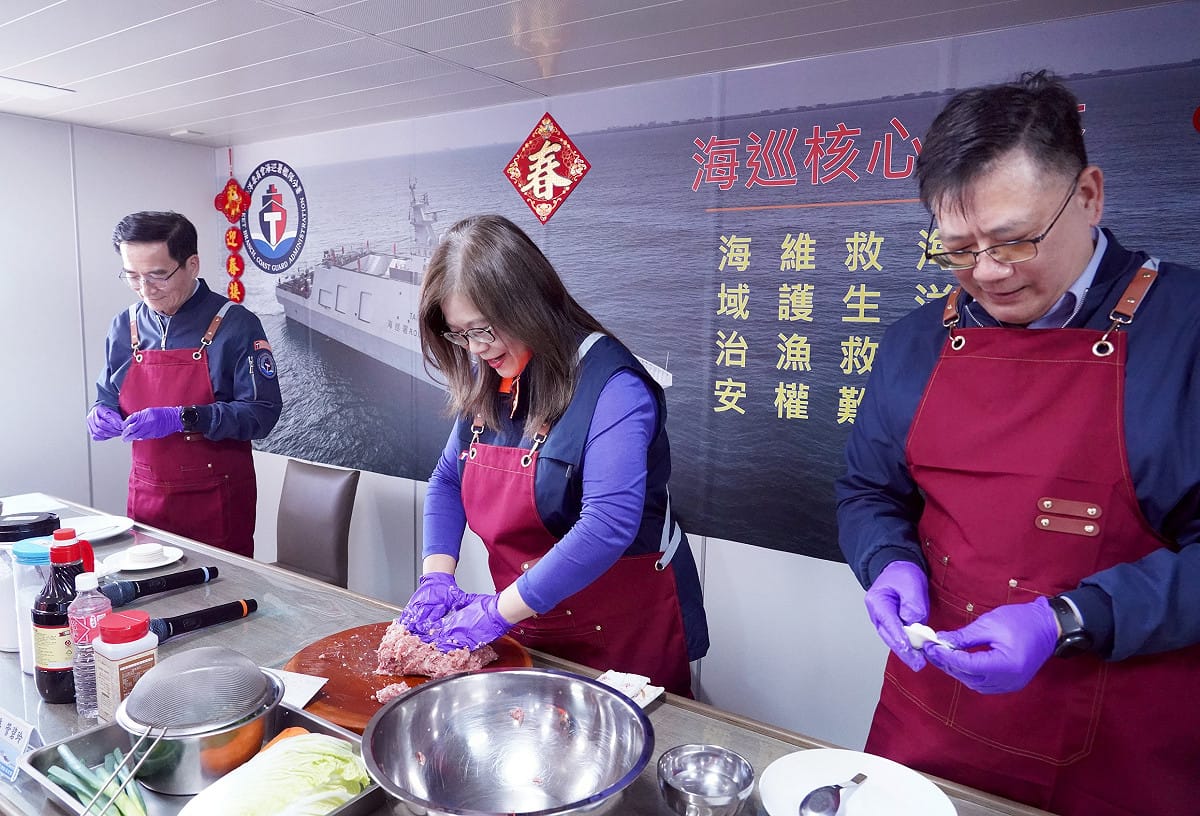 管碧玲(中)與張忠龍(左)、黃宣凱(右)登長濱艦製作年菜。 圖：海洋委員會/提供