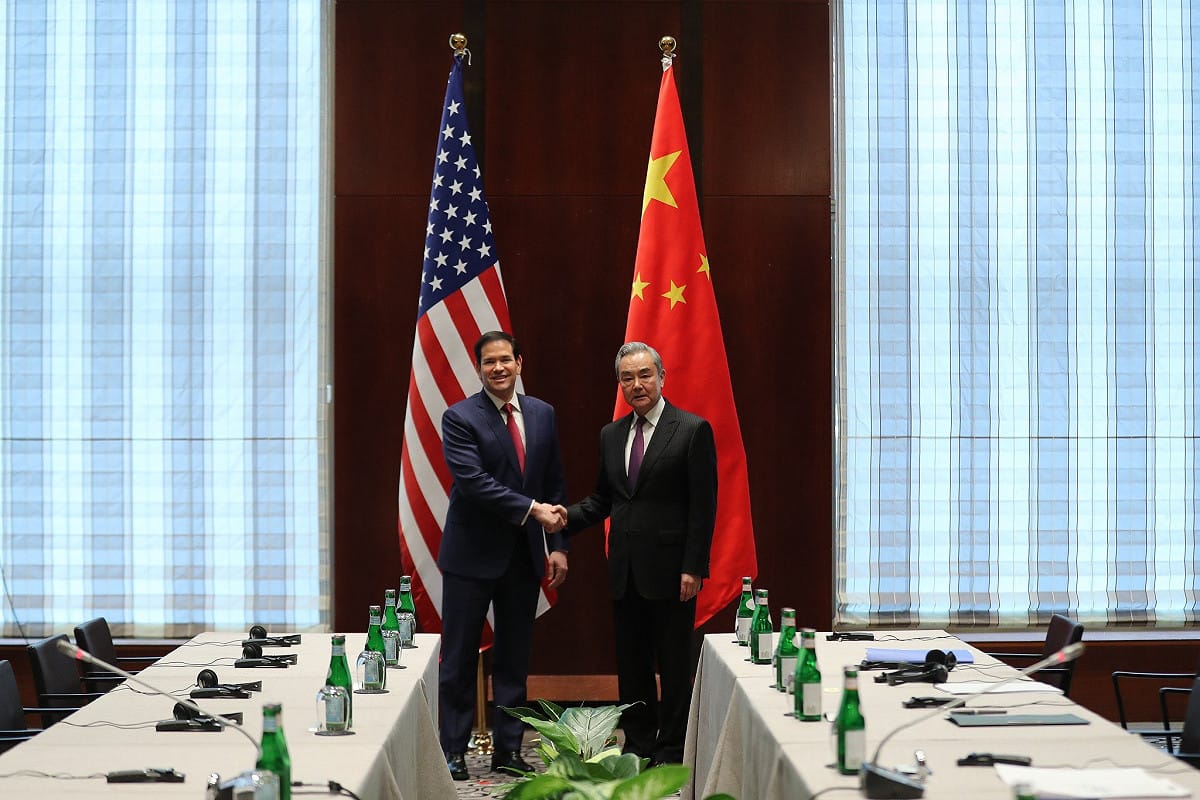 盧比歐與王毅於慕尼黑安全會議場邊會晤，雙方未公開會談細節，但為川普訪中鋪路。 圖：翻攝自 X @ayu_agarwal94（資料照）