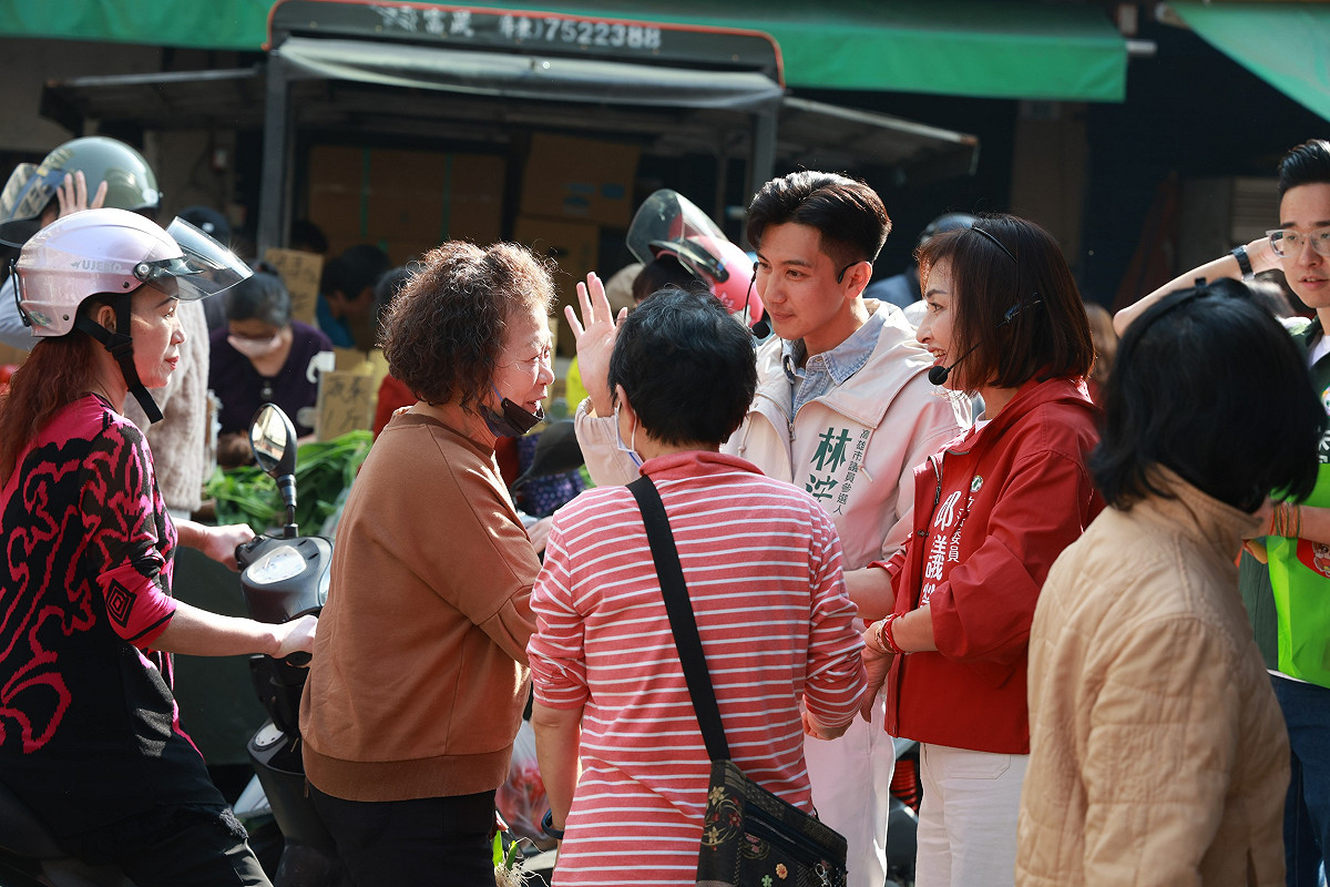 邱議瑩、林浤澤獲得市場婆婆媽媽熱烈支持。 圖：邱議瑩辦公室/提供