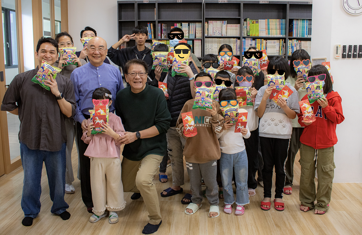 潘孟安訪視育幼院，孩童都喊他「縣長阿伯」 圖：總統府／提供