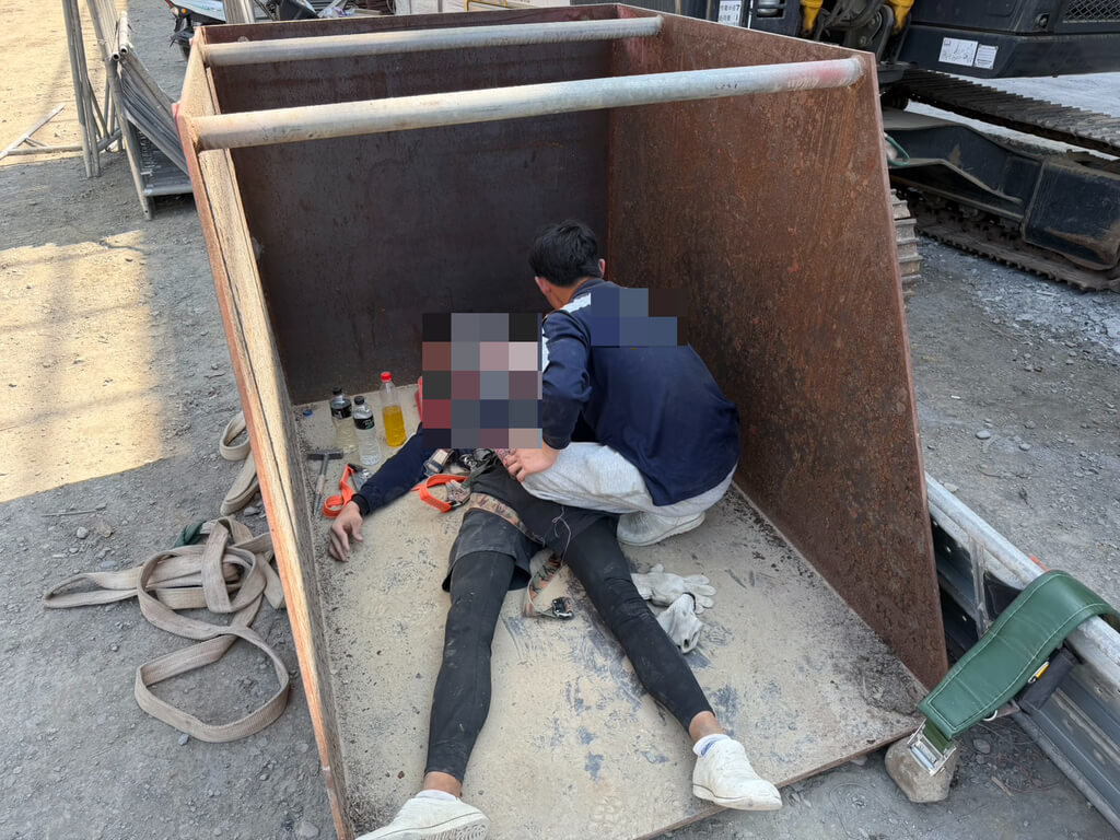 嘉義縣水上鄉14日中午發生工安意外，1棟辦公廳舍鷹架拆除時突然倒塌，造成4名工人摔落地面，另1名在1樓的工人也被鷹架砸傷，嘉義縣消防局獲報將5人送醫急救。（嘉義縣消防局提供）中央社記者吳哲豪傳真　115年2月14日