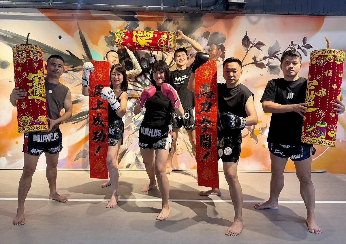 鄭孟洳(前排中)、張以理(前排右二)及黃雍琇(前排左二)手持春聯拜年。 圖：張以理競選辦公室/提供