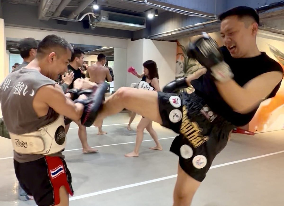 張以理踢腿動作架勢十足。 圖：張以理競選辦公室/提供