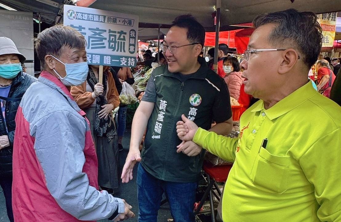 郭玟成(右)向選民推薦黃彥毓(中)。 圖：黃彥毓服務處/提供