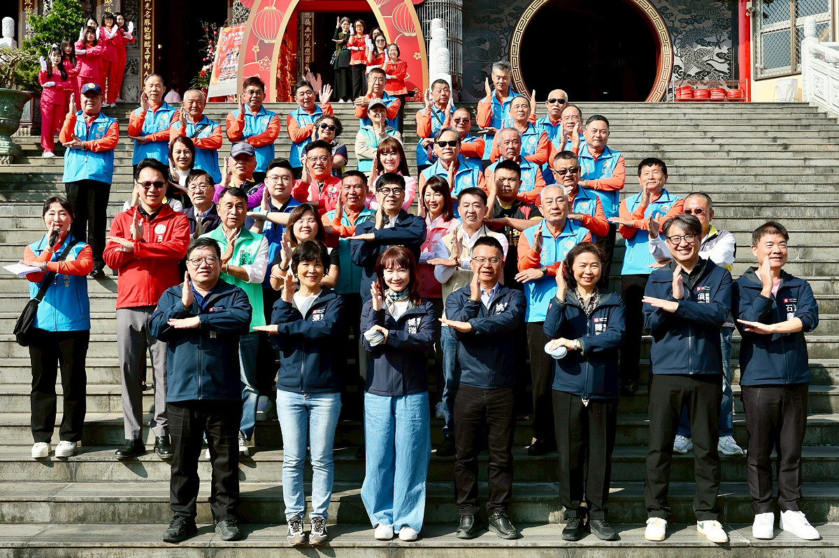 陳其邁率市府團隊以「超人力霸王」手勢拜早年。 圖：高雄市政府/提供