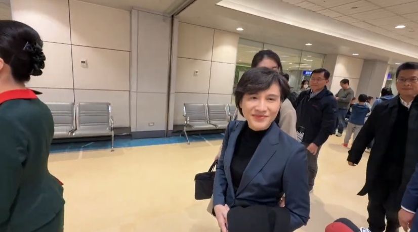 行政院副院長鄭麗君今（15）日清晨搭機返抵台灣。