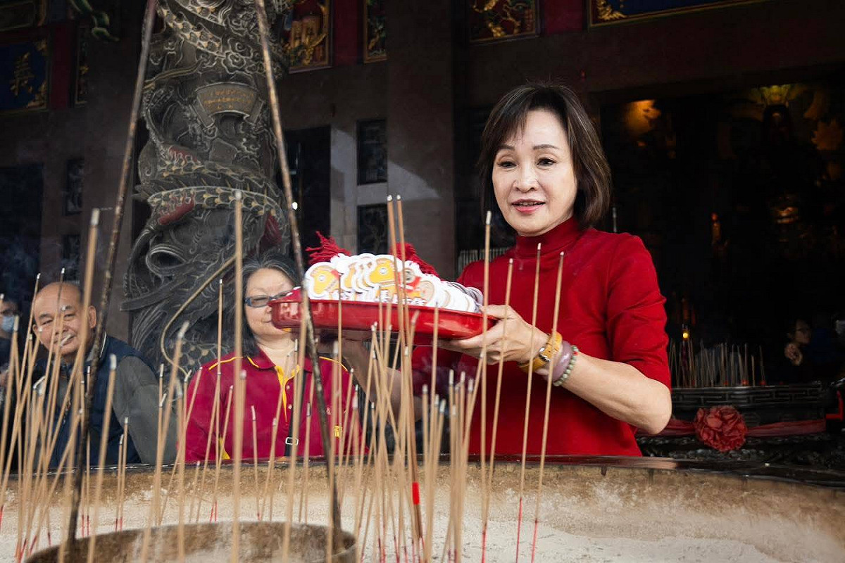 柯志恩日前前往高雄關帝廟，為即將發送的「馬上有錢」小紅包進行過爐祈福儀式。 圖：柯志恩辦公室／提供